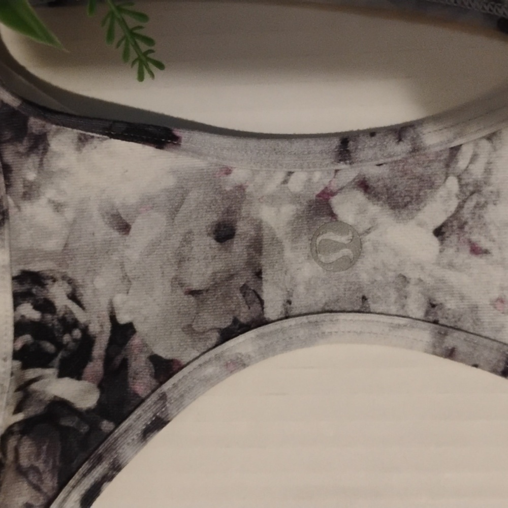 lululemon athletica 2 Piece Set. Womens size4.Moody Mirage,White,DeepNavy color - Picture 3 of 12